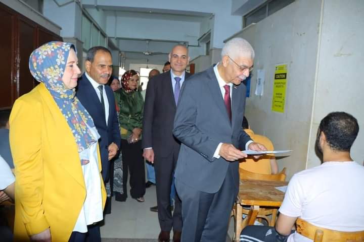 رئيس جامعة المنوفية يتفقد سير الإمتحانات بكلية التمريض