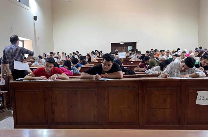 طلاب أكاديمية طيبة بالمعادى يواصلون أداء امتحانات نهاية الفصل الدراسي الثاني