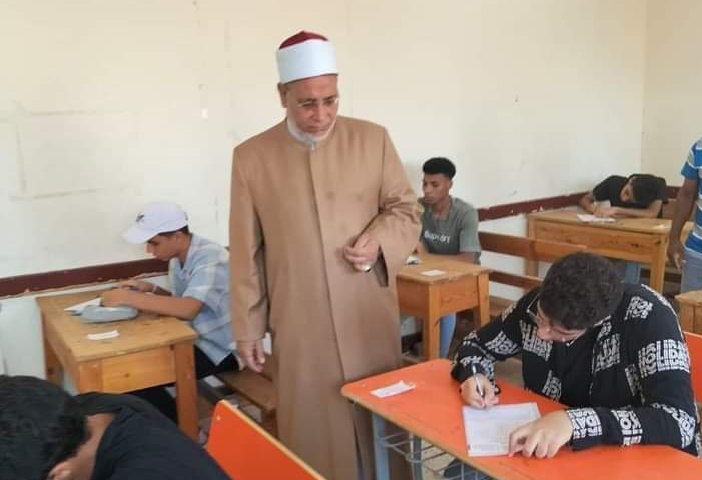 رئيس منطقة الأزهرية يتفقد امتحانات الشهادة الثانوية الأزهرية بلجنة بنين الغردقة