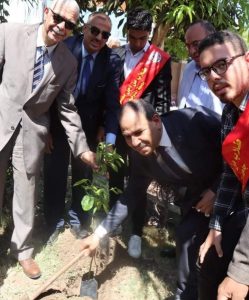 رئيس جامعة المنوفية يشارك في زراعة 800 شجرة مثمرة ضمن حملة 
