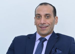 محمد فاروق: مصر تؤكد ريادتها في دعم وتمكين الشباب بقمة المستقبل  كتبت هدي العيسوي  أكد الدكتور محمد فاروق جبر، أمين قسم العبور لحزب الشعب الجمهوري بالقليوبية، أن مصر تواصل تأكيد ريادتها في مجال دعم وتمكين الشباب، من خلال مشاركتها الفعالة في قمة المستقبل العالمية، التي تهدف إلى استشراف الفرص والتحديات التي تواجه الأجيال الشابة في السنوات القادمة. وأشار الدكتور محمد فاروق جبر إلى أن هذه القمة تمثل فرصة استثنائية لمصر لتبرز قدراتها على تقديم نماذج مبتكرة في تمكين الشباب على المستوى المحلي والدولي. وأوضح الدكتور محمد فاروق جبر أن الدولة المصرية، بقيادة الرئيس عبد الفتاح السيسي، جعلت من تمكين الشباب ركيزة أساسية في كافة البرامج التنموية والاقتصادية. وأضاف أن السنوات الأخيرة شهدت طفرة غير مسبوقة في تقديم فرص تعليمية، وتأهيلية، وقيادية للشباب، مما يعكس التزام مصر العميق بإعداد جيل جديد من القادة الشباب القادرين على دفع عجلة التنمية المستدامة، مؤكدا أن هذه الجهود تأتي في إطار استراتيجية شاملة تهدف إلى دمج الشباب في مختلف مناحي الحياة السياسية والاقتصادية والاجتماعية، وتمكينهم من مواجهة تحديات المستقبل. وأضاف الدكتور محمد فاروق جبر أن مصر ليست فقط مشاركًا في قمة المستقبل، بل هي أيضًا نموذج يحتذى به في تمكين الشباب على المستوى الدولي، فبفضل البرامج الرائدة مثل البرنامج الرئاسي لتأهيل الشباب للقيادة، ومنتدى شباب العالم، تمكنت مصر من تقديم كوادر شبابية متميزة في مجالات متعددة، أصبحت محط أنظار المجتمع الدولي، وشدد على أن مصر تدرك أهمية دور الشباب في تحقيق التنمية المستدامة وتحقيق رؤية مصر 2030، وأن الدولة تعمل جاهدة لتوفير بيئة تتيح للشباب الابتكار والمشاركة الفعالة في صنع القرار. واختتم الدكتور محمد فاروق جبر تصريحاته بأن قمة المستقبل تمثل حدثًا محوريًا يعزز من رؤية مصر الطموحة تجاه دور الشباب في بناء المستقبل، مؤكدا أن مصر، بفضل قيادتها الحكيمة ووعيها بأهمية الشباب، ستظل دائمًا في مقدمة الدول التي تدعم الابتكار والتقدم في هذا المجا، وأشار إلى أن مشاركة مصر في هذه القمة تؤكد عزمها على مواصلة مسيرة التنمية والبناء، مستندة إلى جيل شاب قادر على قيادة الوطن نحو مستقبل مشرق.