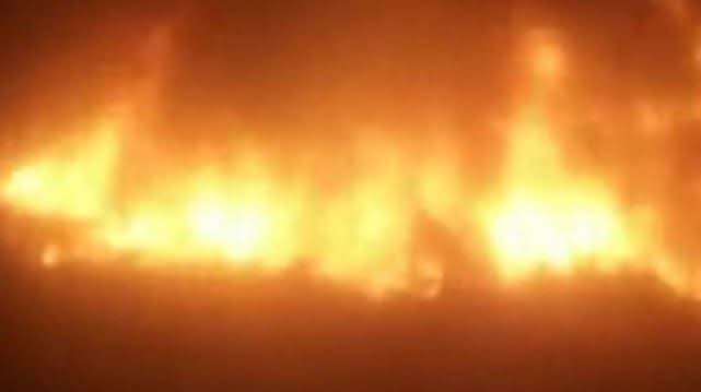 مغالق الخشب بقت فحم.. حـريق هائل في عزبة الورد بالشرابية