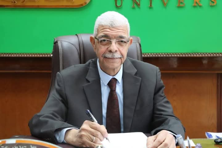 رئيس جامعة المنوفية يتابع سير العمل الأكاديمي بالكليات خلال لقائه مع العمداء