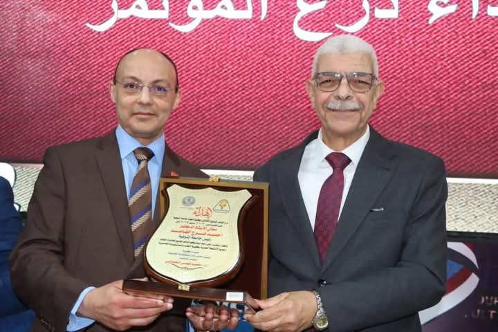 تكريم الدكتور أحمد فرج القاصد رئيس الجامعة فى مؤتمر كلية الطب السنوى الثلاثين تحت عنوان #المبادرات_الصحية_الرئاسية #نحو_خريطة_صحية_جديدة