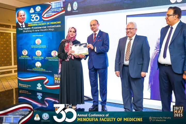 تكريم الدكتوره رانيا عزمى مقرر المؤتمر وكيل كليه الطب لشئون خدمة المجتمع وتنمية البيئة فى ختام فعاليات المؤتمر العلمي الثلاثين لكلية الطب – جامعة المنوفية