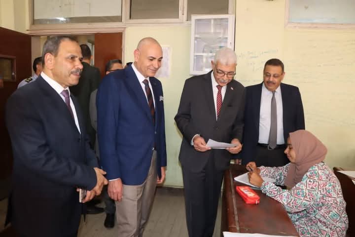 رئيس جامعة المنوفية يتفقد سير أعمال إمتحانات الفصل الدراسى الثاني بكلية الآداب