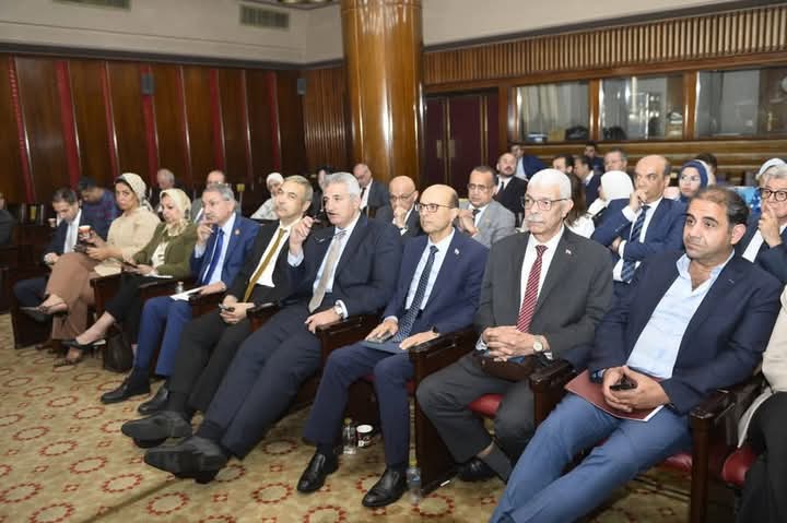 بحضور وزير التعليم العالي والبحث العلمي.. رئيس جامعة المنوفية يستعرض خطة عمل المستشفيات الجامعية فى اجتماع لجنة التعليم بمجلس النواب