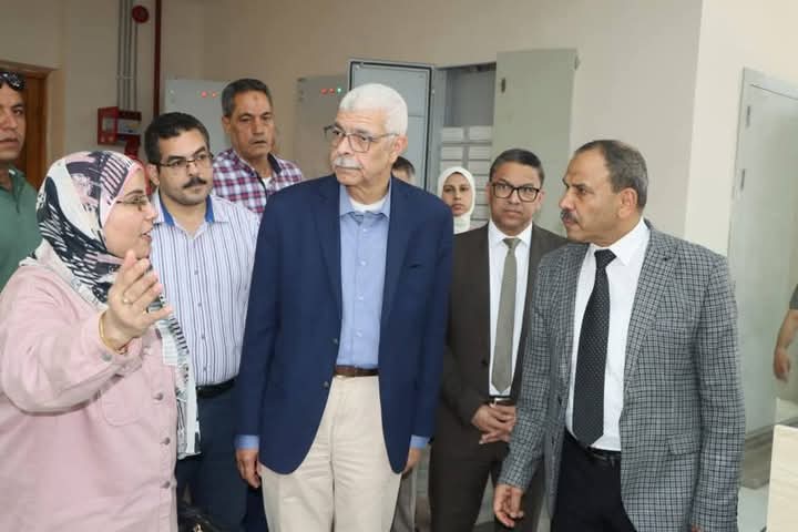 رئيس جامعة المنوفية يتابع مراحل الإنتهاء من تجهيزات مراكز القياس والتقويم بالمجمع النظري