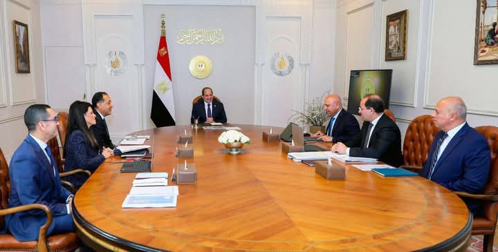 الرئيس السيسي يجتمع برئيس الوزراء وعدد من الوزراء والمسؤولين