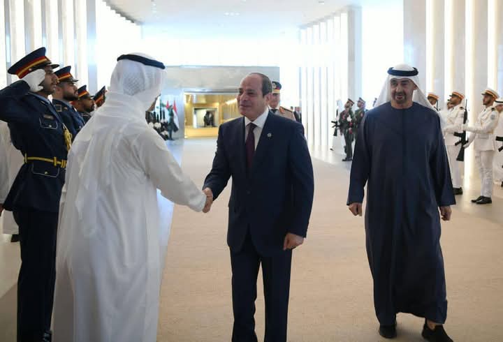 رئيس دولة الإمارات العربية المتحدة يستقبل الرئيس السيسى بمطار 