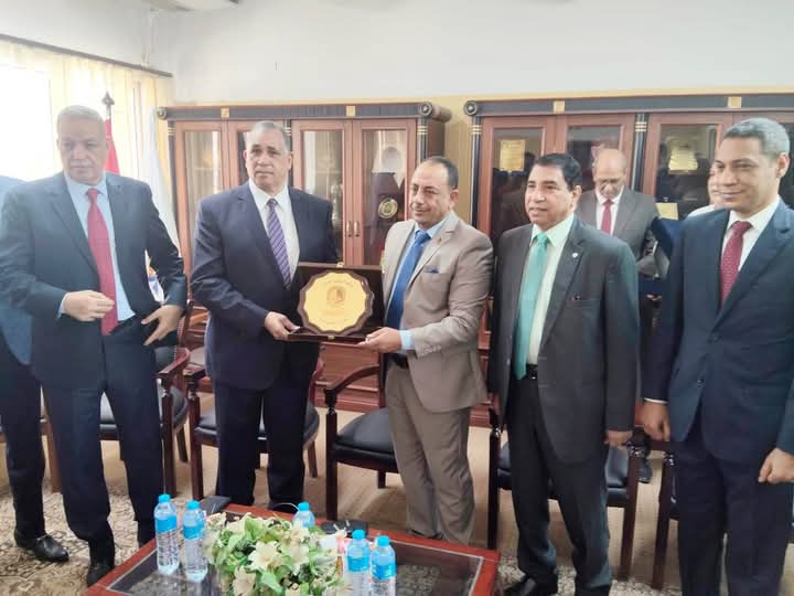 عميد كلية الحقوق بقنا يستقبل نقيب المحامين ويؤكد على دور الكلية في تخريج أجيال قادرة على حمل أمانة العدالة