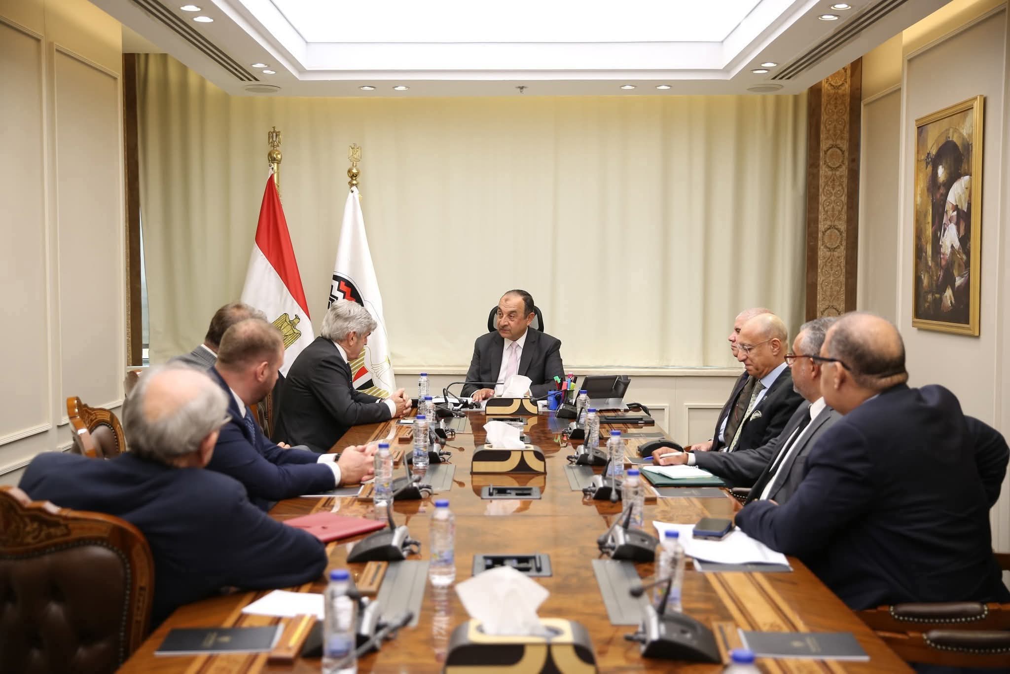 الشيمي يبحث مع الرئيس التنفيذي لمجموعة 