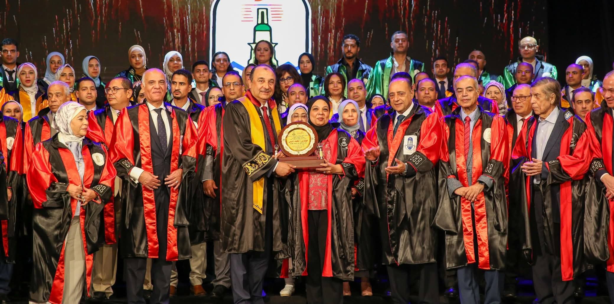 وزير قطاع الأعمال العام يشهد حفل ختام الأنشطة الطلابية للمعهد العالي للسياحة والفنادق بالإسكندرية 
