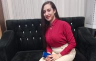 المذيعة الشابة
