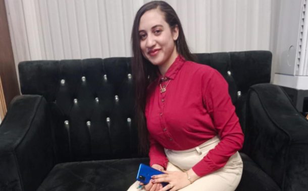 المذيعة الشابة
