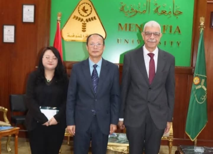 رئيس جامعة المنوفية يستقبل السيد لو تشون شنغ المستشار التعليمي لسفارة الصين بالقاهرة لبحث آليات التعاون بين الجانبين