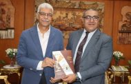 الملحق الثقافي التعليمي بالمملكة العربية السعودية يهدي رئيس جامعة المنوفية نسخة من الإصدار الأول للمجلة الدورية للمكتب الثقافي