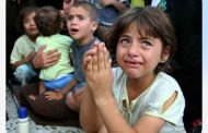 أطفال غزة وأمهاتهم يأكلون القمامة