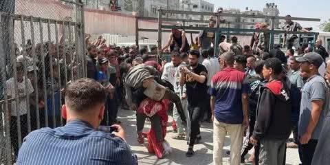 161 شاحنة إنسانية إلى قطاع غزة من الدقيق ولبن للأطفال والمواد الغذائية