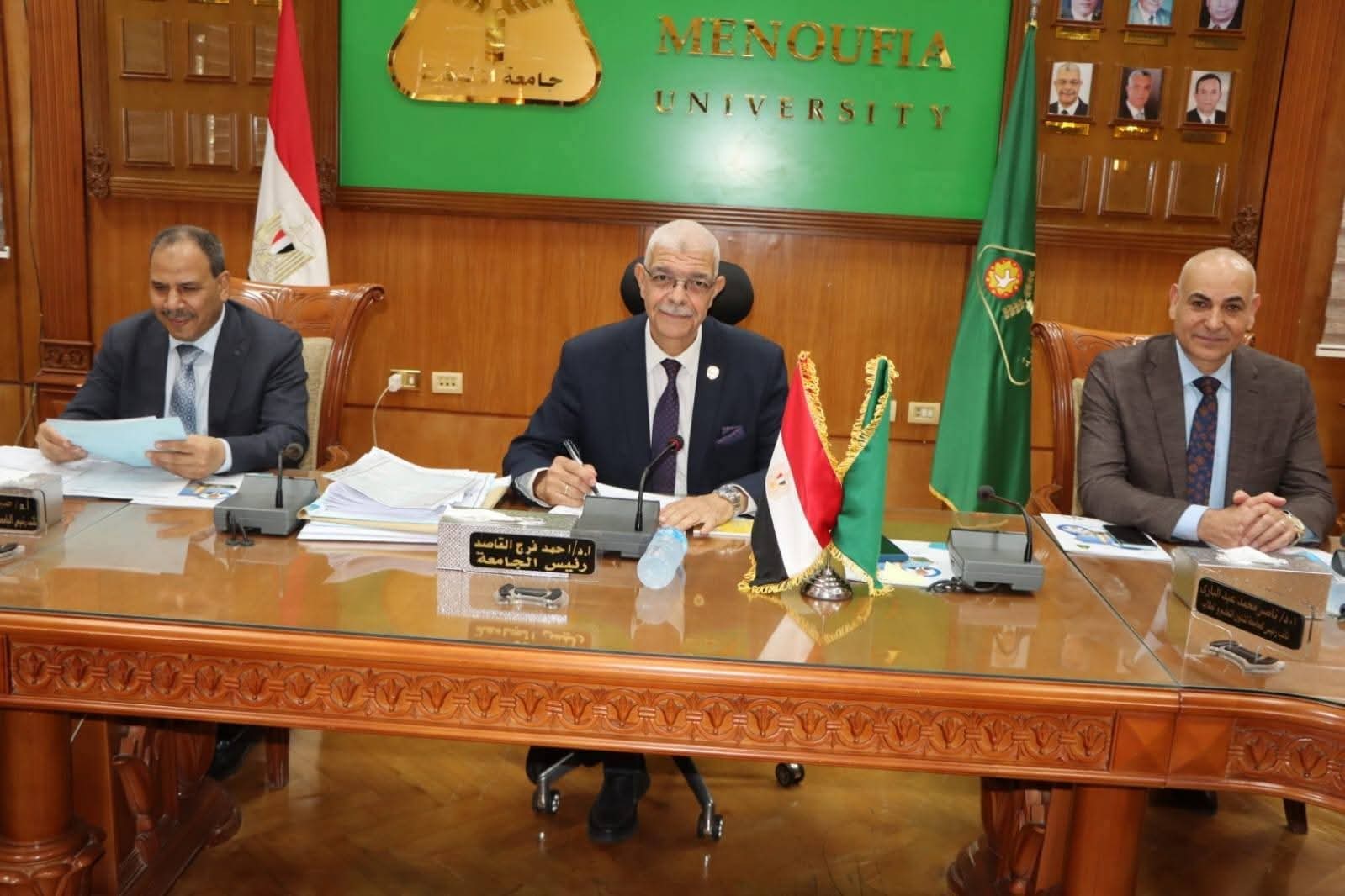 رئيس جامعة المنوفية يترأس اجتماع مجلس الجامعة ويكرم عمداء علوم الرياضة والتربية والعلوم والآداب لانتهاء فترة عمادتهم