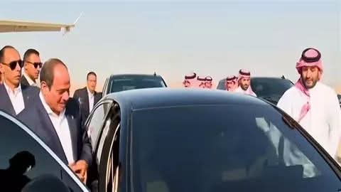 ولي عهد السعودية يخالف البرتوكول ترحيبا بالرئيس السيسي