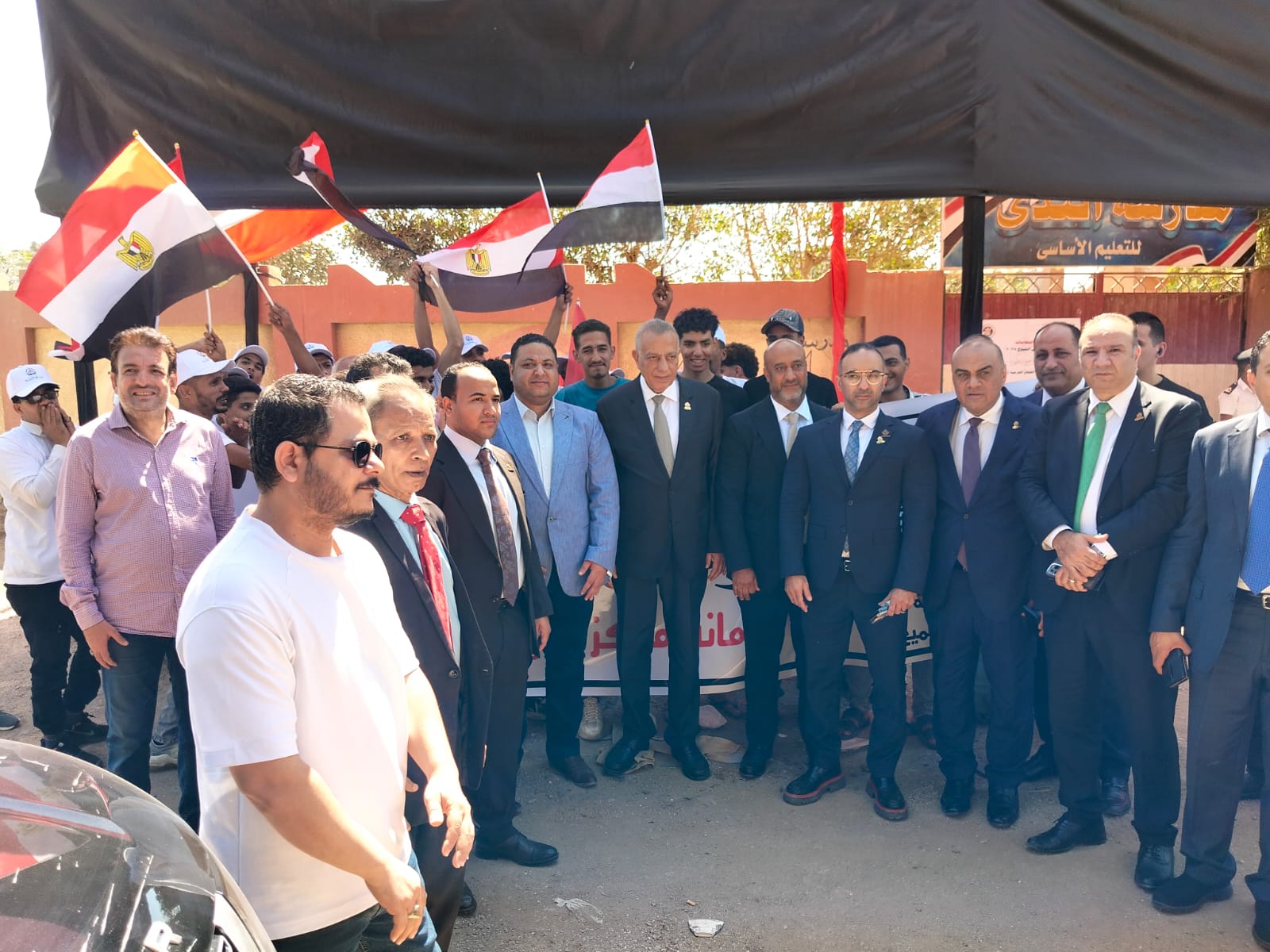 أمين الجبهة الوطنية بالجيزة يتجول بمقار اللجان الانتخابية بكرداسة ويتواصل مع الناخبين 