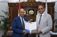 برعاية شركة أسمنت النهضة.. محافظ قنا يشهد تسليم 800 حقيبة مدرسية للطلاب الأولى بالرعاية