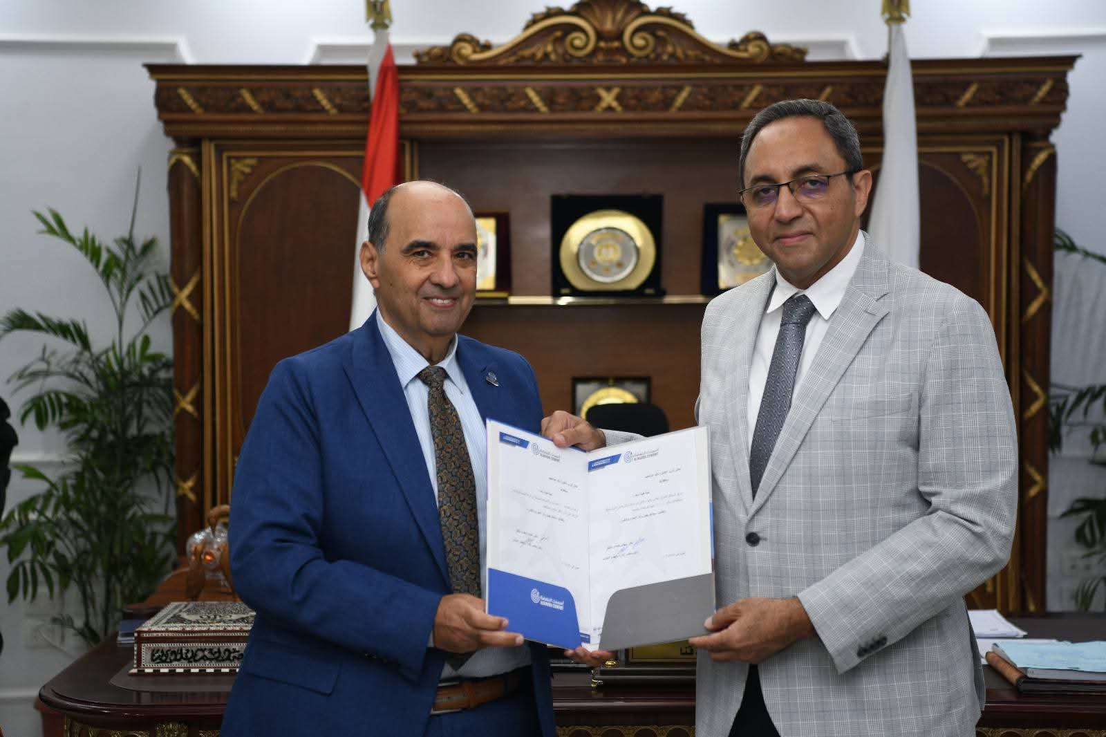 برعاية شركة أسمنت النهضة.. محافظ قنا يشهد تسليم 800 حقيبة مدرسية للطلاب الأولى بالرعاية