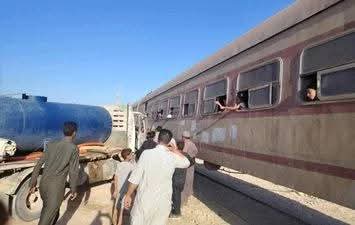 قطار مطروح يصطدم بسيارة لنقل المياه وهروب السائق