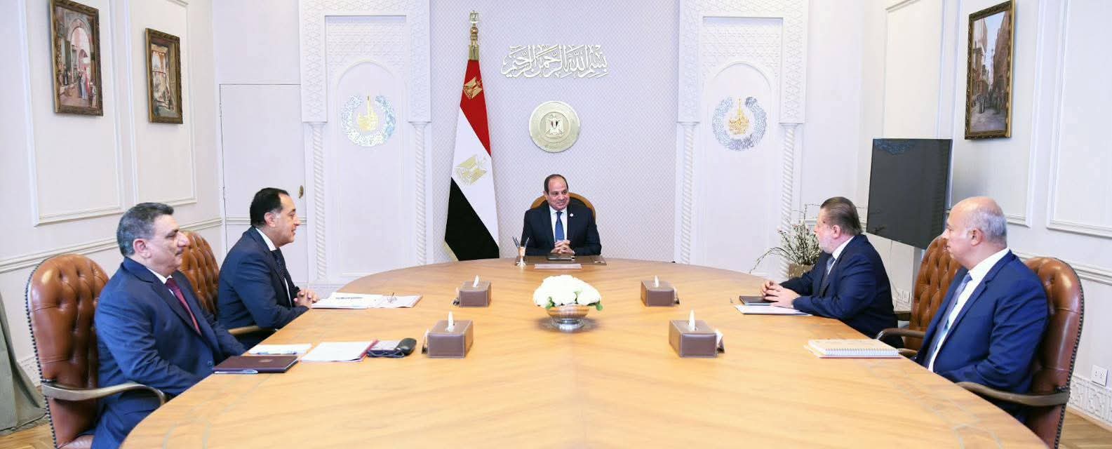 الرئيس السيسى يجتمع برئيس الوزراء ومحافظ البنك المركزي ومستشار الشؤون المالية