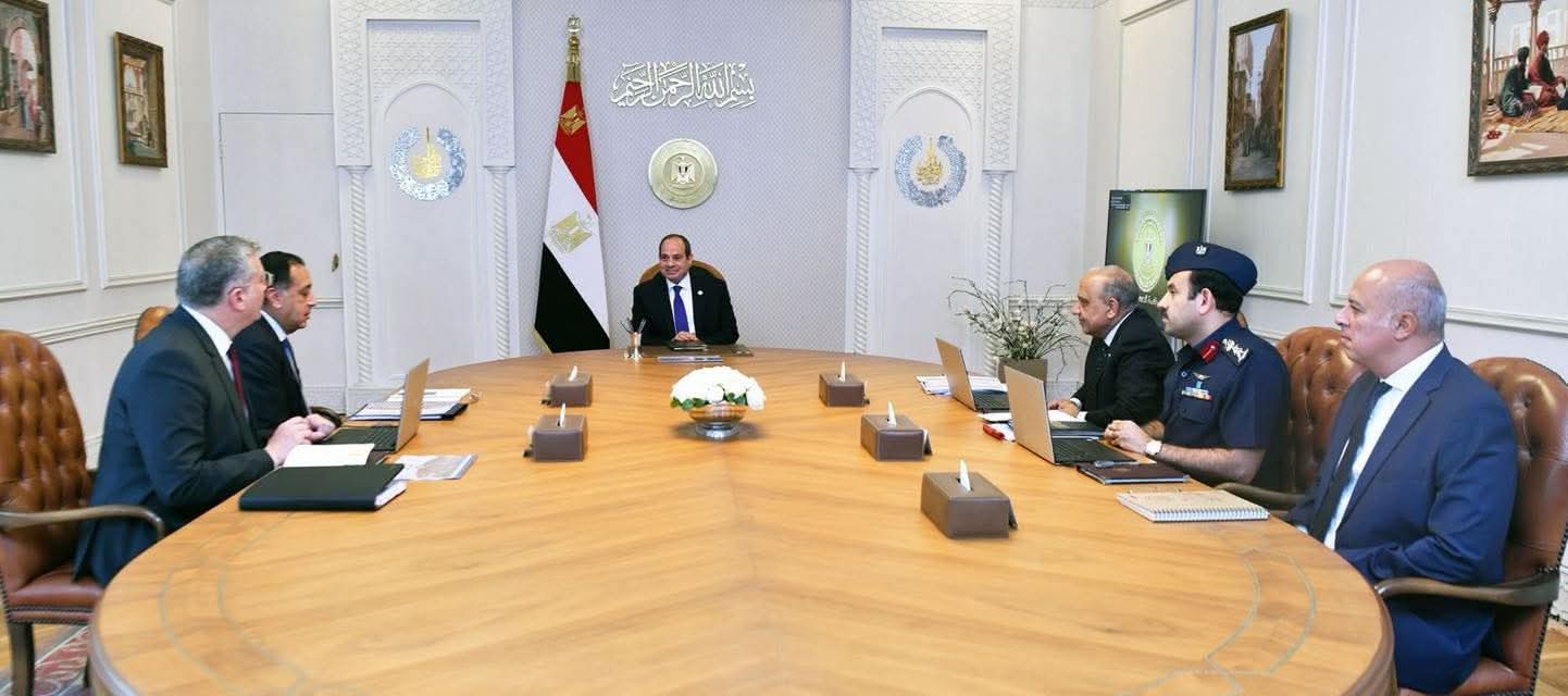 الرئيس السيسى يجتمع برئيس الوزراء وعدد من الوزراء والمسؤولين