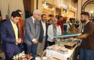 رئيس جامعة المنوفية يتفقد أجنحة معرض 