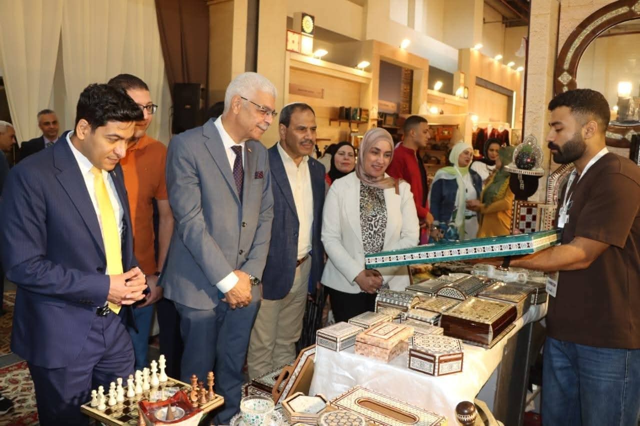 رئيس جامعة المنوفية يتفقد أجنحة معرض 