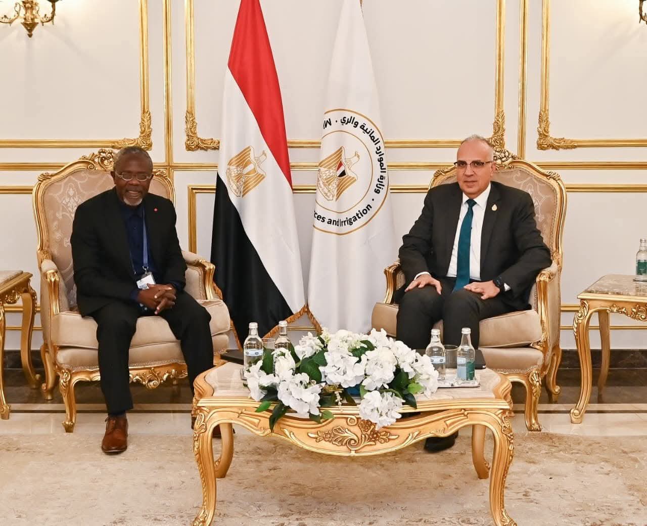 الدكتور سويلم يلتقي المدير التنفيذي للجنة الوطنية لمياه الشرب والصرف الصحي بدولة ليبيريا ضمن فعاليات أسبوع القاهرة الثامن للمياه
