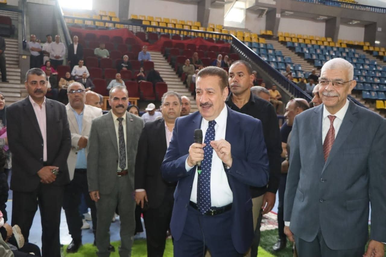 محافظ المنوفية ورئيس جامعة المنوفية يلتقيان 155 حالة من الأسر الأولى بالرعاية وذوى الهمم ويسلمان مساعدات مالية وعينية بقيمة تقارب 