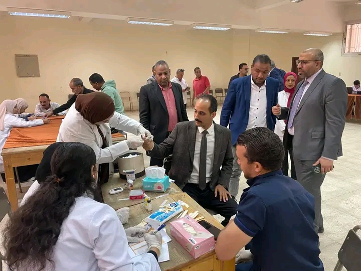 عميد حقوق قنا يتفقد فعاليات مبادرة “اطمّن ٢” للكشف عن السكري بجامعة قنا