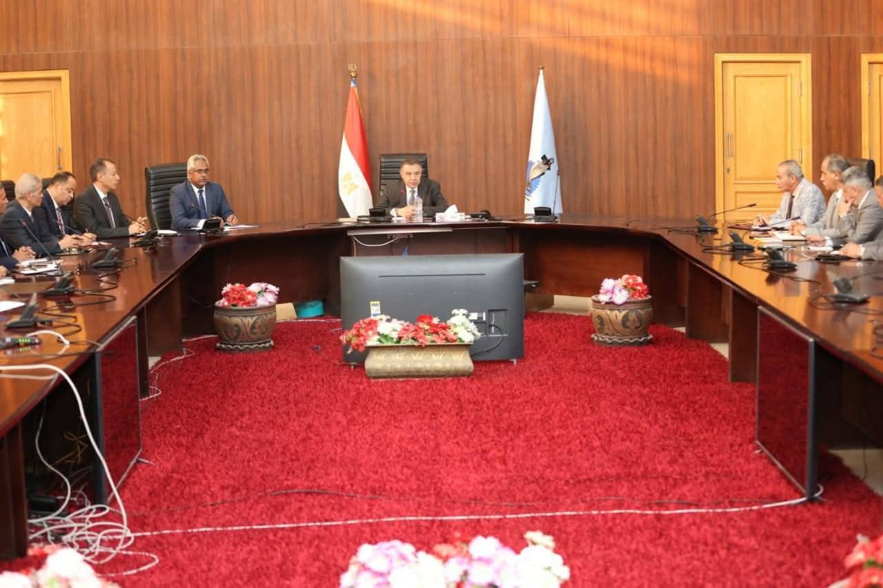 محافظ البحر الأحمر في اجتماع موسع مع رؤساء المدن: لا تهاون في الانضباط الميداني ومتابعة المشروعات والخدمات