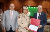 رئيس جامعة المنوفية يكرم مدير إدارة التربية العسكرية تقديرًا لجهوده في تعزيز روح الانتماء والولاء لدى الطلاب
