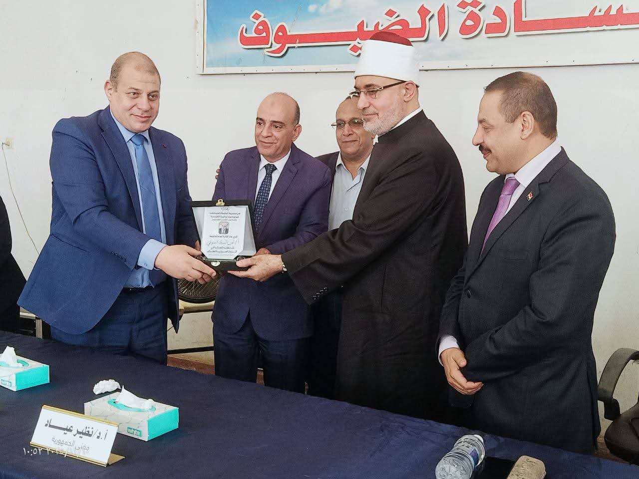 وكيل تعليم قنا يشرف علي ندوة بعنوان مواجهة الشائعات والتي حاضر فيها مفتي الجمهورية