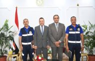 محافظ قنا يكرّم مسعفا وسائقا أعادا مبلغا ماليًا كبيرًا وهاتف «آيفون 16 برو ماكس» لصاحبهما
