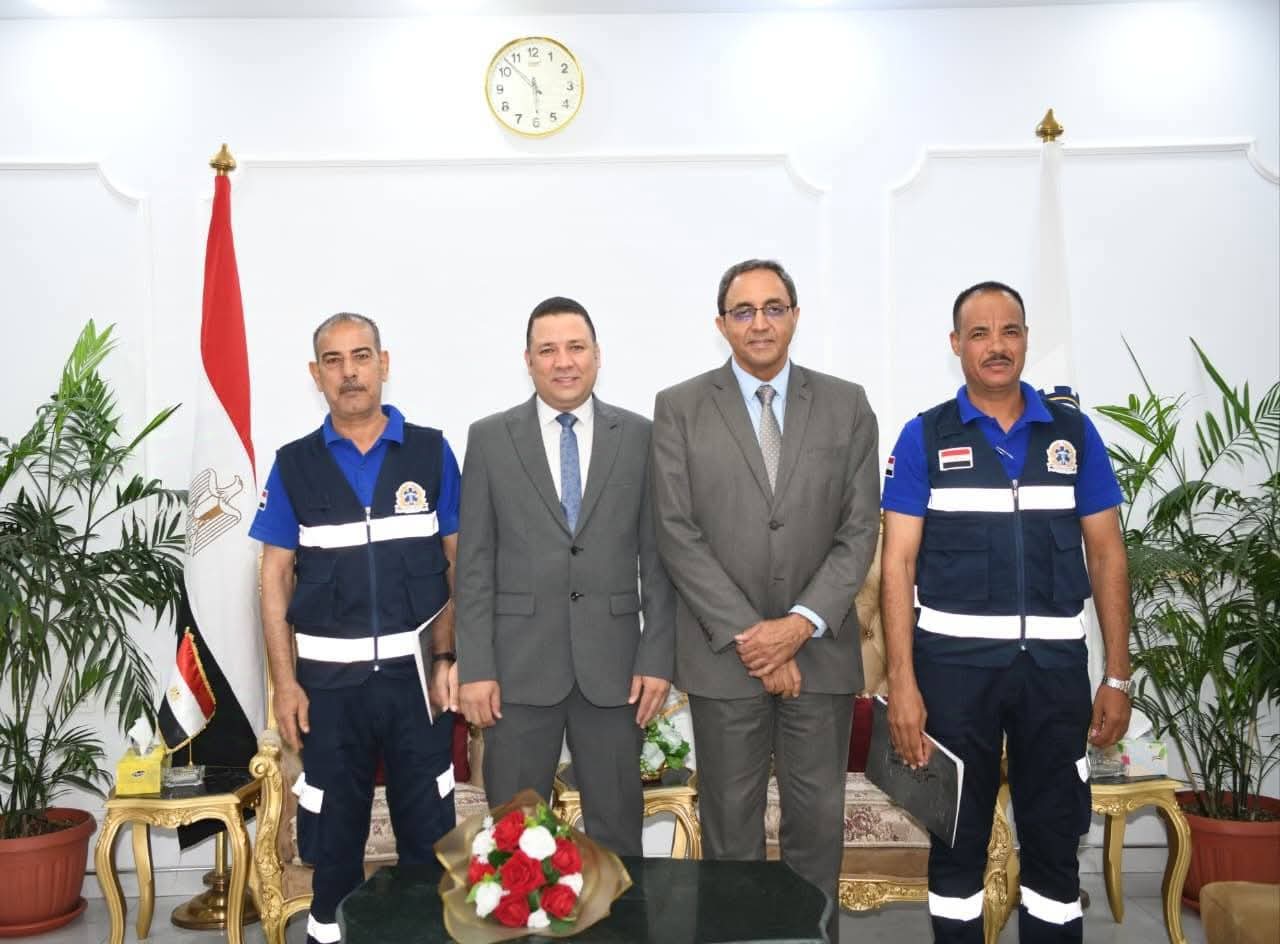 محافظ قنا يكرّم مسعفا وسائقا أعادا مبلغا ماليًا كبيرًا وهاتف «آيفون 16 برو ماكس» لصاحبهما