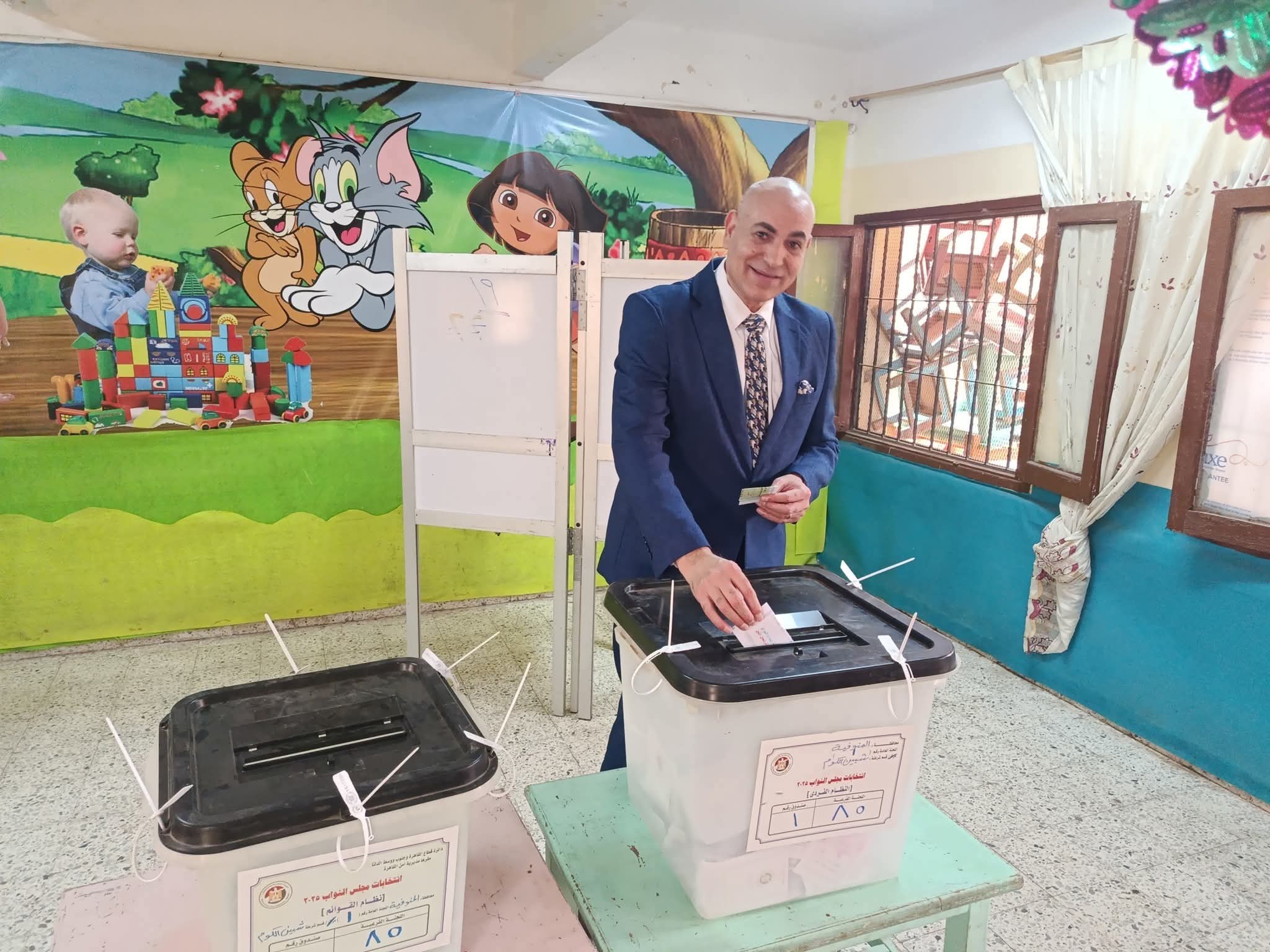 نائب رئيس جامعة المنوفية لشئون التعليم والطلاب  بصوته في انتخابات مجلس النواب
