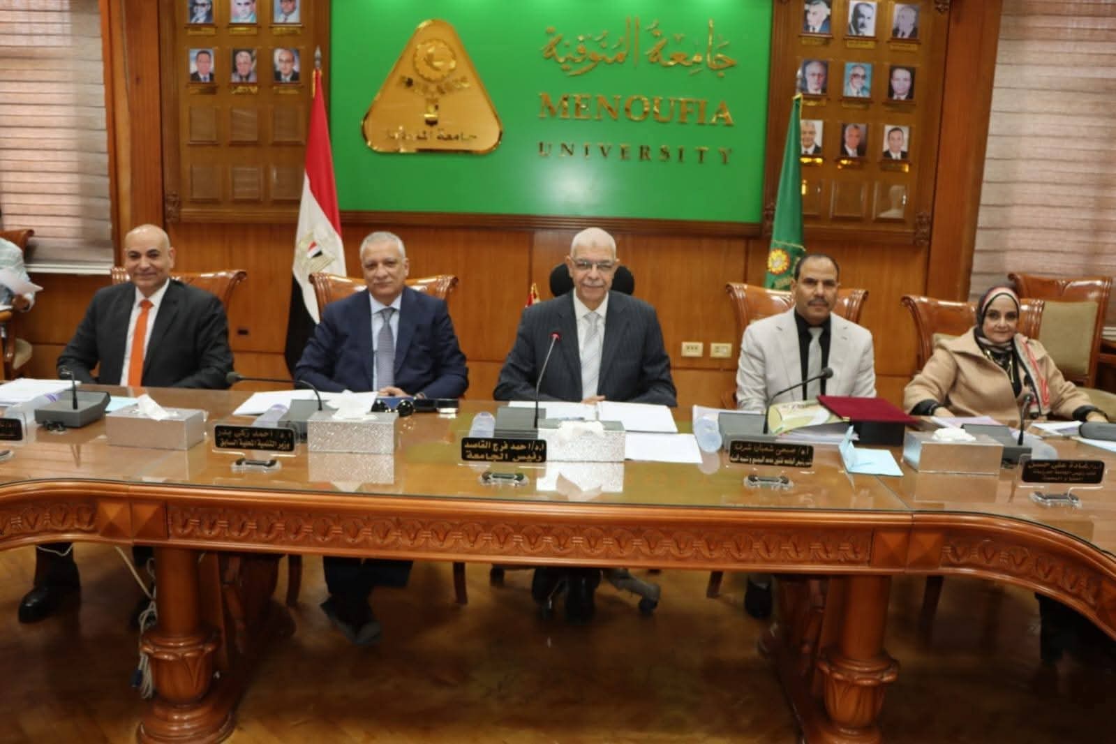 رئيس جامعة المنوفية يعقد جلسة مجلس الجامعة ويعرب عن سعادته بالمشاركة في ملتقى التعاون بين الجامعات المصرية والجامعات الكورية بحضور الرئيس الكورى ويشيد بتقدم جامعة المنوفية فى التصنيفات الدولية