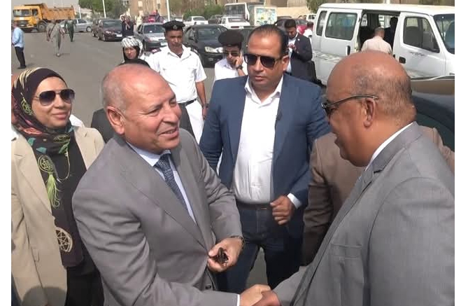 مُحافظ القاهرة ورئيس الغُرفة التجارية يتفقدان سوق اليوم الواحد بحي 15 مايو