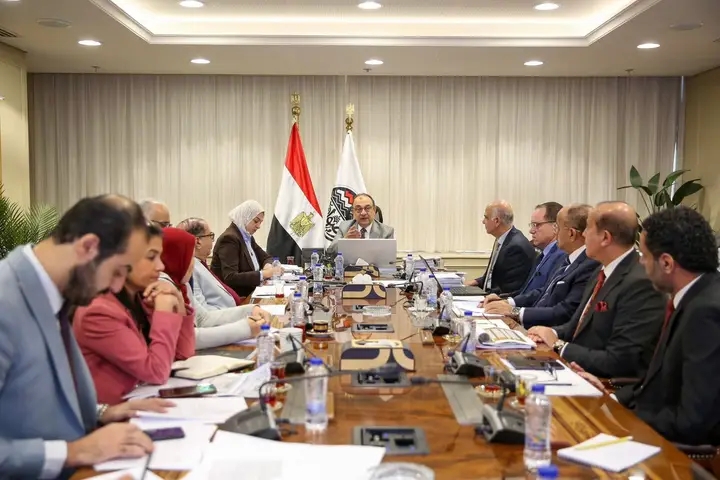 الشيمي يتابع مؤشرات الأداء وموقف المشروعات الفندقية والسياحية والتجارية من الإسكندرية إلى أسون