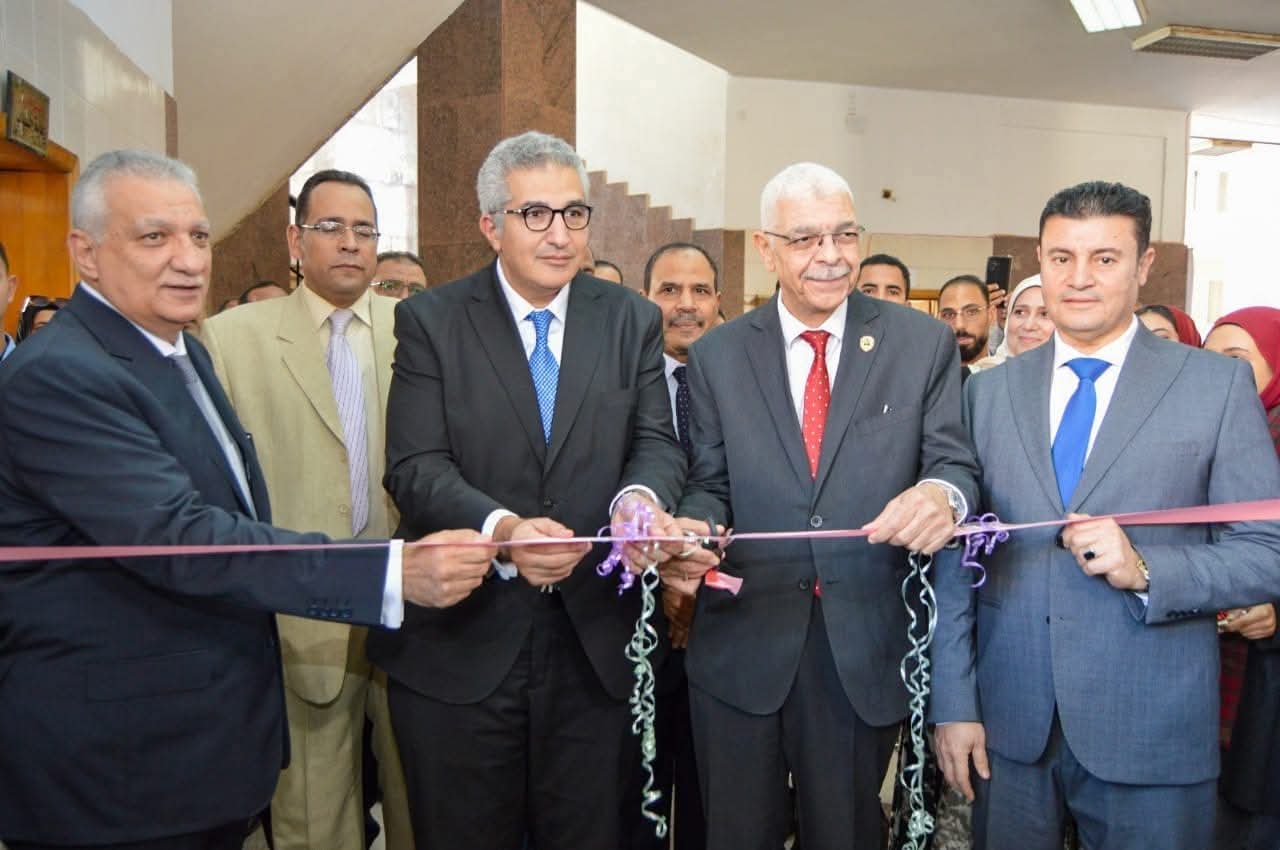 رئيس جامعة المنوفية والأمين العام للمجلس الأعلى للجامعات يتفقدان معرض توطين وتطوير المشروعات الحرفية والصناعات الوطنية بالمؤتمر الثالث لقطاع خدمة المجتمع وتنمية البيئة