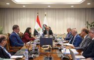 الشيمي في اجتماعه الدوري برؤساء الشركات القابضة يتابع مؤشرات الأداء والموقف التنفيذي للمشروعات