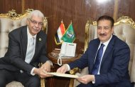 رئيس جامعة المنوفية يسلم دعوة احتفال عيد الجامعة التاسع والأربعين لمحافظ المنوفية