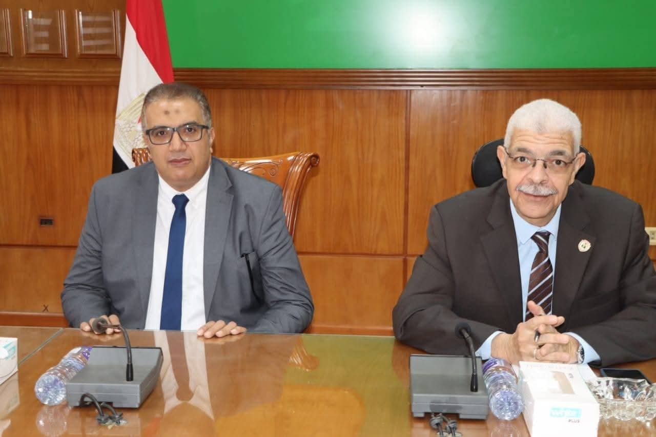 رئيس جامعة المنوفية يجتمع بفريق العمل الجديد بمعهد الأورام ويؤكد أهمية المعهد كصرح طبي وبحثي وتعليمي متكامل