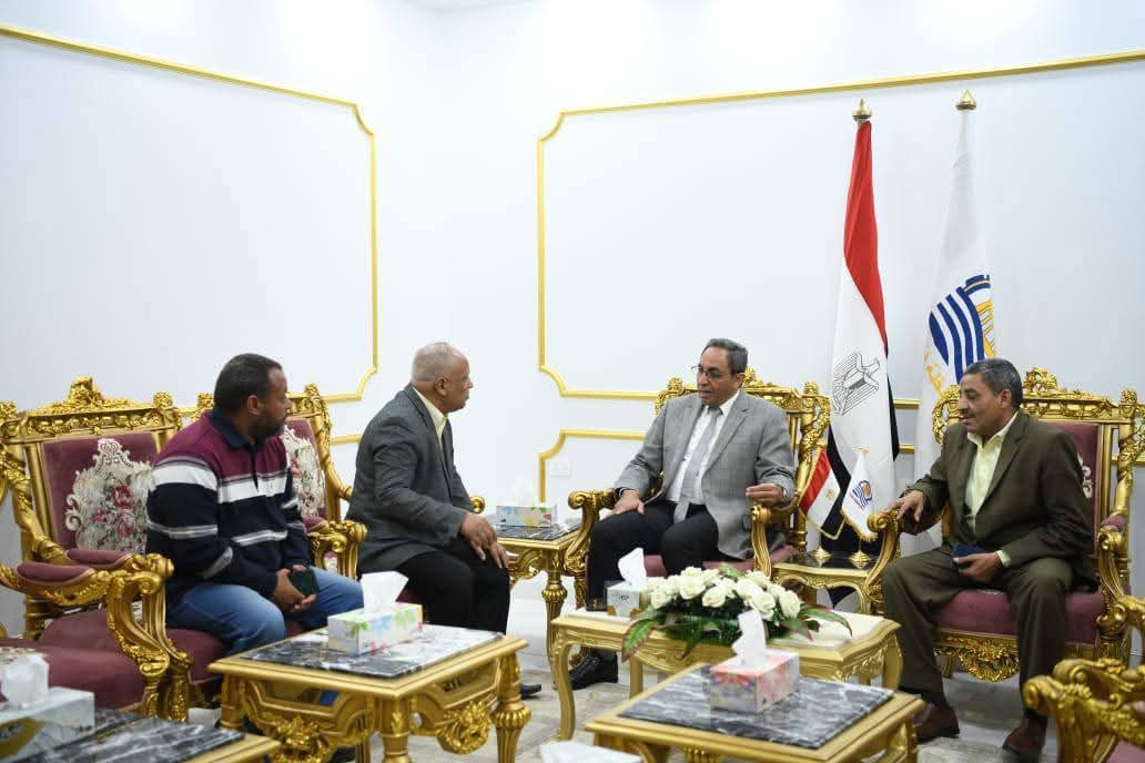 محافظ قنا يبحث مع قيادات مصانع سكر نجع حمادي حماية الأصول الإنتاجية والتصدي للتعديات